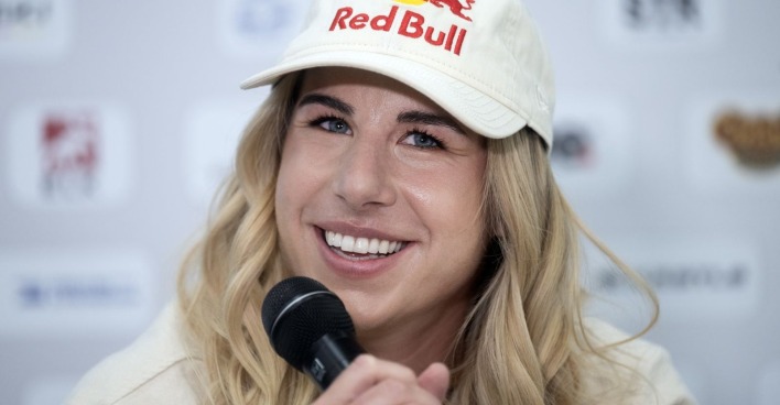 Ester Ledecká lächelt bei einem Pressetermin – die Olympiasiegerin sorgt auf Instagram mit einem Bikini-Video für Aufsehen.