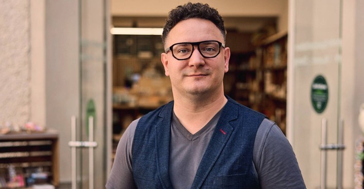 Der Geschäftsführer des ’s Fachl, Markus Groß, vor seiner Grazer Filiale