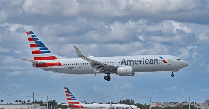Flugzeug der American Airlines während des Starts