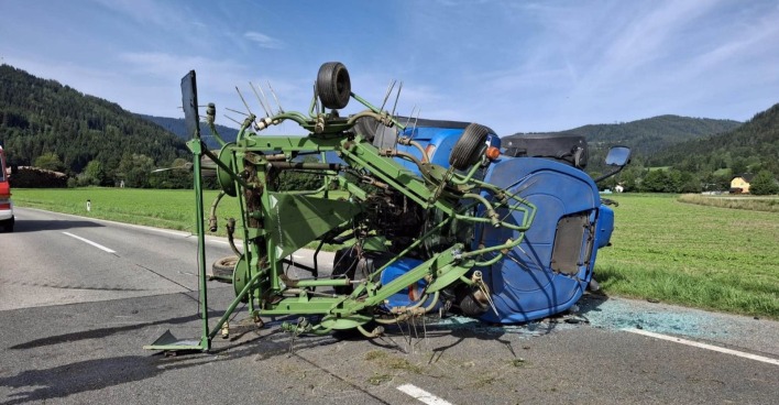 Umgekippter Traktor mit Kreiselwender nach Unfall bei Friesach in Kärnten.