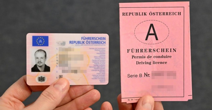 Ein österreichischer Führerschein im Scheckkarten-, sowie im klassischen Papierformat