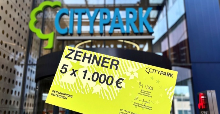 Ein großes Schild ist zu sehen, dahinter ein Schriftzug