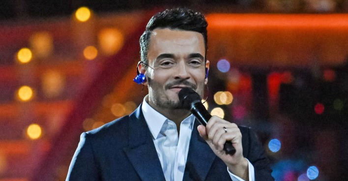 Giovanni Zarrella mit Mikrofon auf der Bühne bei einer Musikshow./ Martina Reuter war zu Besuch in der Show