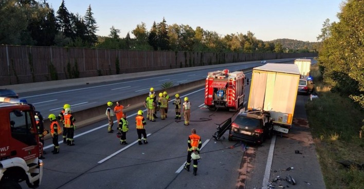 Tödlicher Unfall auf der A2 bei Graz mit Pkw und Sattelanhänger bei Raaba-Grambach.