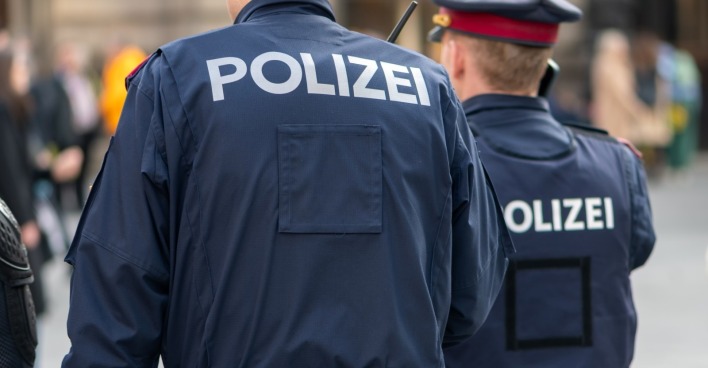Die Polizei vermutet weitere Betroffene und bittet mögliche Opfer und Zeugen, sich zu melden.
