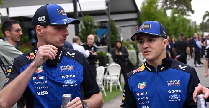 Red-Bull-Pilot Isack Hadjar mit Max Verstappen vor dem Formel-1-Rennen in Zandvoort.
