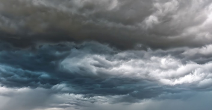 Dunkle Gewitterwolken vor einem Hagel-Unwetter in Österreich mit Unwetterwarnung für Salzburg, Tirol und Oberösterreich.