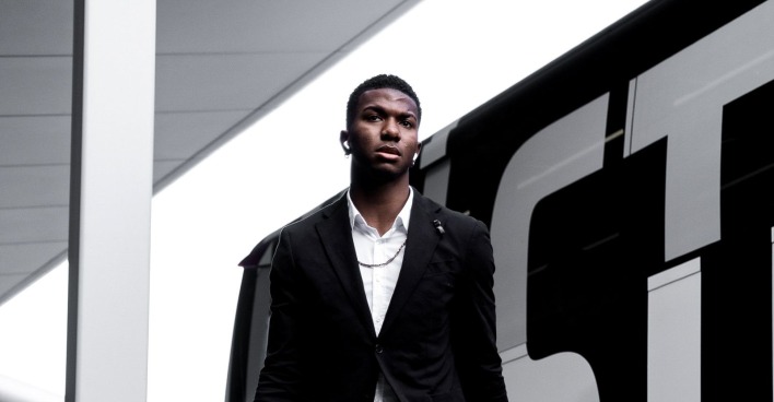 Jeyland Mitchell vor dem Mannschaftsbus des SK Sturm Graz