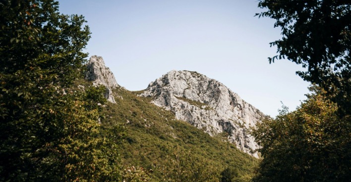 Berglandschaft im Velebit-Gebirge in Kroatien, wo ein Kleinflugzeug nahe Zadar abgestürzt ist.