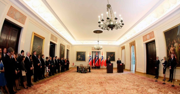 Norwegischer Königspalast bei einem offiziellen Empfang mit norwegischen Flaggen und Gästen/ König Harald V. wird derzeit im Krankenhaus behandelt.