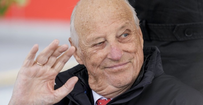 König Harald V. von Norwegen ist tot/ Er winkt bei einem öffentlichen Auftritt.