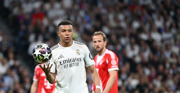 Kylian Mbappé im Trikot von Real Madrid während eines Fußballspiels