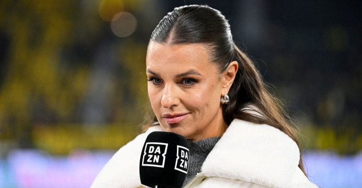 Laura Wontorra moderiert ein Fußballspiel für den Streaming-Dienst DAZN