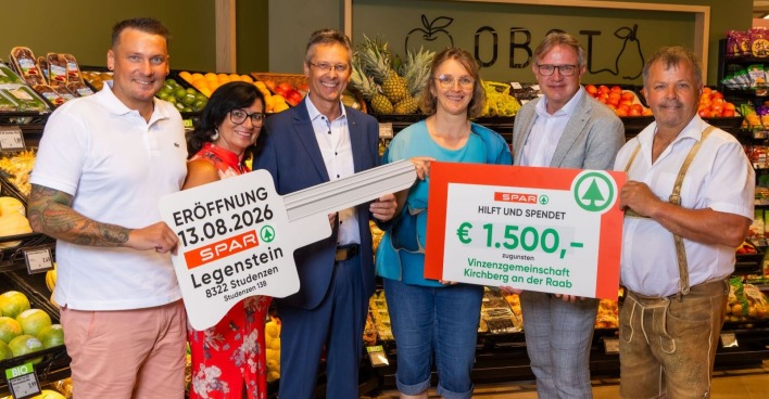 Mehrere Menschen halten Schilder hoch