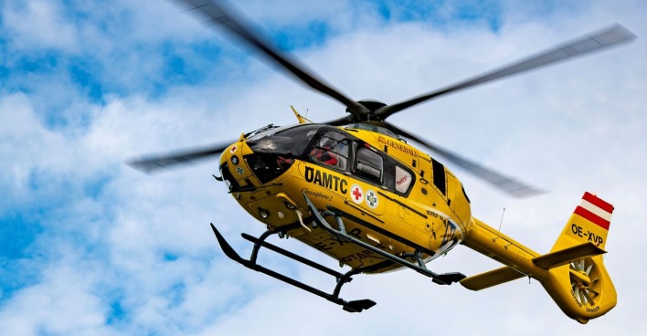 Rettungshubschrauber bei schwerem Motorradunfall in Empersdorf im Bezirk Leibnitz