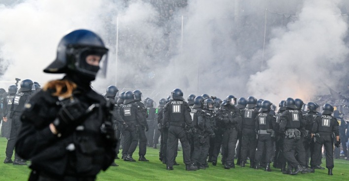 Mannheim gegen Kaiserslautern: 35 Polizeibeamte wurden bei den Ausschreitungen rund um das Pokal-Derby verletzt.