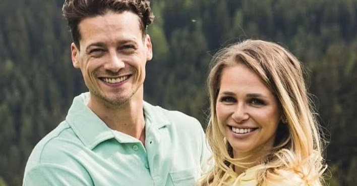 Mano Machinek und Maria Maksimovic bei "Forsthaus Rampensau". Nach dem tödlichen Unfall des ATV-Stars nimmt seine Partnerin emotional Abschied.