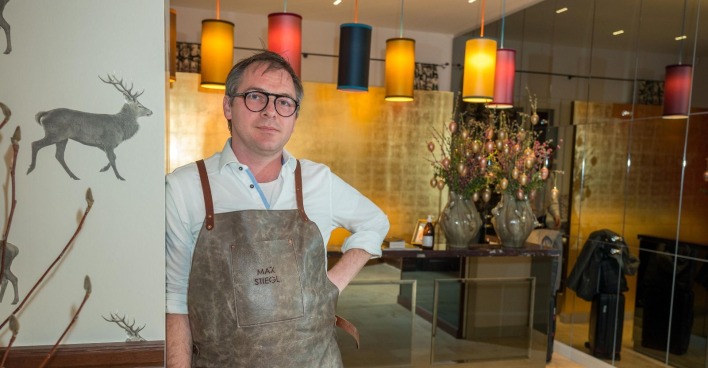 Spitzenkoch Max Stiegl in seinem Restaurant. Der Koch hat seine Beziehung mit ORF-Moderatorin Christine Reiler öffentlich gemacht.