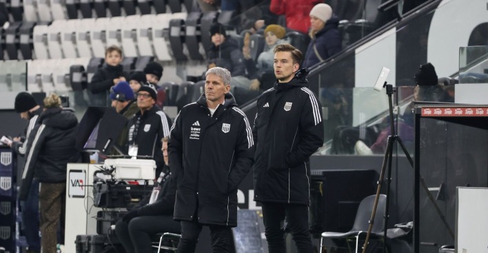 Maximilian Ritscher und Dietmar Kühbauer an der Seitenlinie des LASK