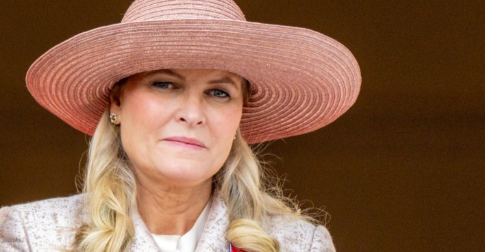 Königin Mette-Marit von Norwegen mit rosafarbenem Hut bei einem öffentlichen Auftritt