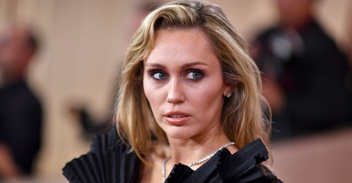 Miley Cyrus trauert um Dolly Parton und spricht in ihrem Abschied davon, einen Song über den Verlust zu schreiben.
