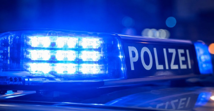 Blaulicht der Polizei bei einem nächtlichen Einsatz in Wien-Floridsdorf.