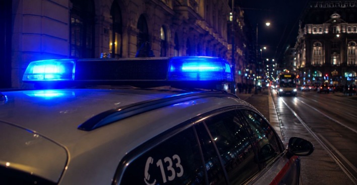 Einsatzfahrzeuge der Wiener Polizei bei einem nächtlichen Blaulichteinsatz in Wien