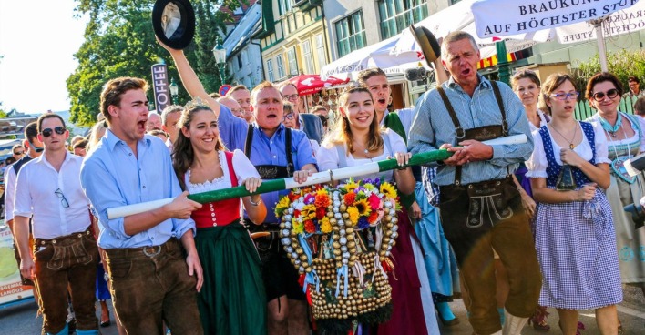 Gäste in Tracht mit Hauerkrone beim Neustifter Kirtag in Wien