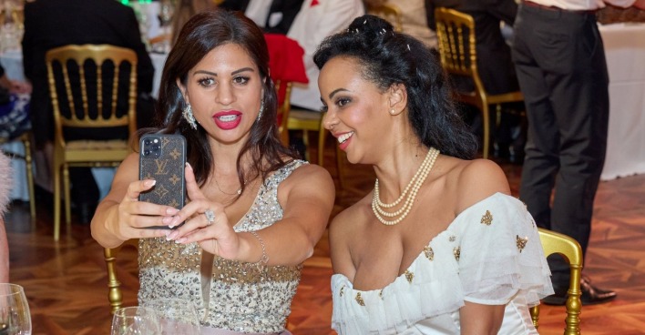 Nina „Bambi“ Bruckner posiert mit Bahati Venus bei einer Veranstaltung für ein gemeinsames Selfie.