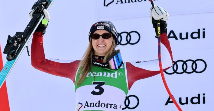 ÖSV-Speedspezialistin Nina Ortlieb während der Siegerehrung im Rennen von Soldeu