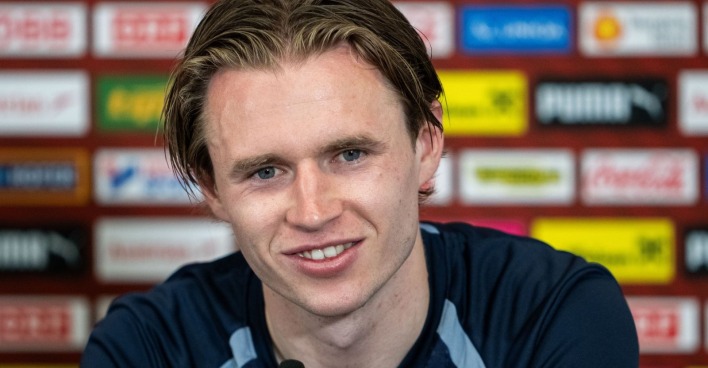 Patrick Wimmer bei einem Medientermin vor einer Sponsorenwand. Der ÖFB-Teamspieler ist seit 2024 mit Sarah Janel verheiratet.