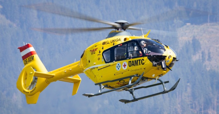 Notarzthubschrauber im Flug nach tödlichem Bergunfall am Patteriol in Tirol.