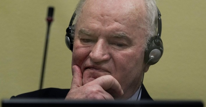 Ratko Mladić mit Kopfhörern während seines Verfahrens vor dem Tribunal in Den Haag.