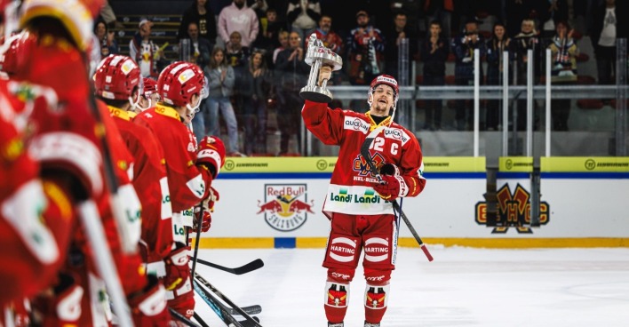 Red Bulls Salute 2026: Der Kapitän des EHC Biel-Bienne Gaëtan Haas feiert mit seinem Team den Sieg.