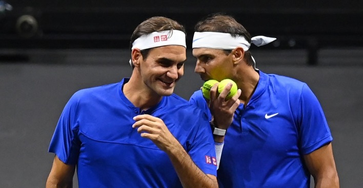 Roger Federer und Rafael Nadal bei einem Tennis Match. Federers Vermögen wird nun wieder auf weniger als eine Milliarde Dollar geschätzt.