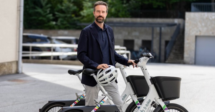 Landeshauptfrau-Stellvertreter und Verkehrsreferent Stefan Schnöll mit dem S-bike.