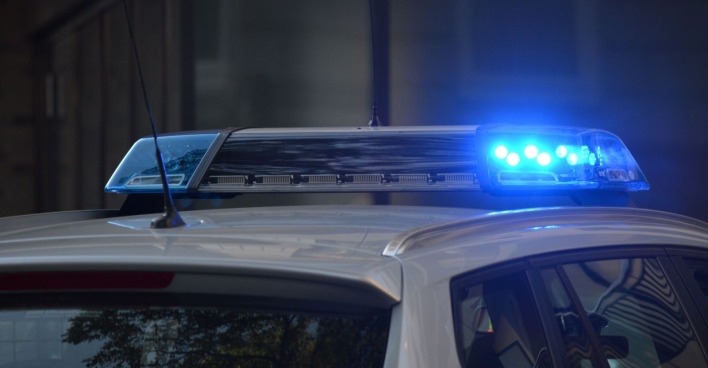 Blaulicht auf einem Polizeiauto bei einem Polizeieinsatz
