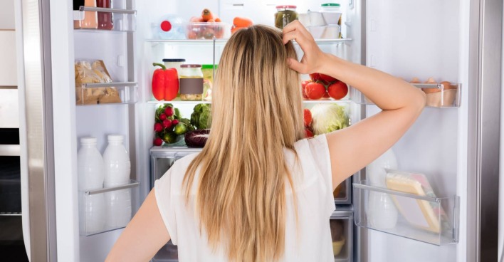 Frau steht vor Kühlschrank, hungrig | Credit: Andrey_Popov/Shutterstock