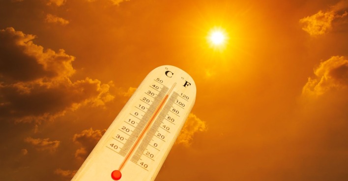 Thermometer mit 40 Grad Celsius vor einem sonnigen Himmle als Themenbild für die Hitze