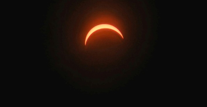 Partielle Sonnenfinsternis am dunklen Himmel: Der Mond verdeckt einen großen Teil der Sonne, nur eine leuchtende Sichel bleibt sichtbar./ Zoe Salome sorgt mit ihrem Posting zur Sonnenfinsternis für Gänsehaut