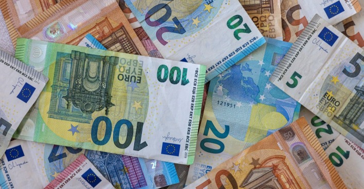 Euro-Banknoten als Symbolbild für Sozialbetrug und zu Unrecht bezogene Sozialleistungen in Tirol.