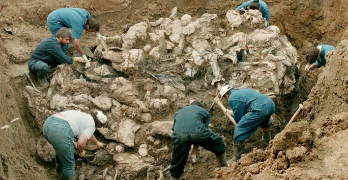 Forensiker untersuchen ein Massengrab mit menschlichen Überresten von Opfern des Massakers von Srebrenica.