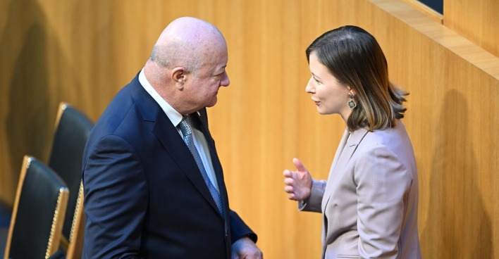 Christian Stocker und Claudia Bauer sprechen im Parlament über politische Themen.
