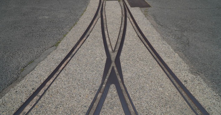 Straßenbahnschienen und Weiche am Unfallort in Gelsenkirchen nach der Kollision zweier Straßenbahnen mit bis zu 30 Verletzten.