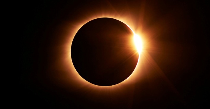 Totale Sonnenfinsternis: Der Mond verdeckt die Sonne, während am Rand helles Sonnenlicht und die Korona sichtbar sind./ So gefährlich ist die Sonnenfinsternis