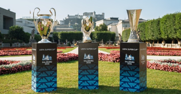 Die Trophäen von Champions League, Europa League und UEFA Super Cup im Salzburger Mirabellgarten: Salzburg freut sich auf das große Fußball-Highlight am 12. August.