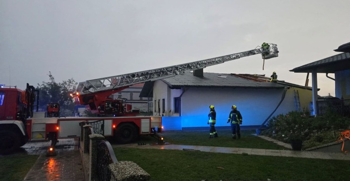 Einsatzkräfte der Feuerwehr bei Aufräumarbeiten nach dem Unwetter in Kittsee