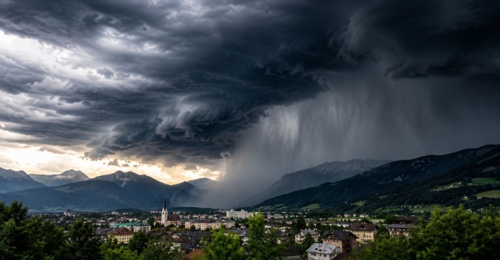 Dunkle Gewitterfront über Österreich bei Unwetter mit Starkregen, Hagel und möglichen Superzellen