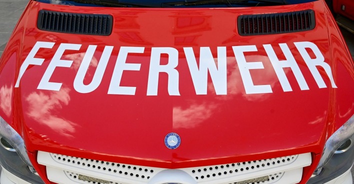 Rotes Feuerwehrfahrzeug als Symbolbild für die schweren Unwetter und Feuerwehreinsätze in Österreich.