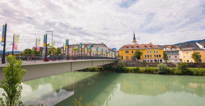 Villacher Stadtbrücke über der Drau in Villach, unter der eine 28-jährige Frau ums Leben gekommen ist.